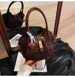 Détails du sac cabas vintage à carreaux avec fermoir doré et pendentif cerise élégant
