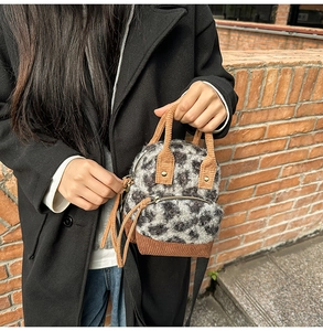 Dettaglio del patchwork in ecopelliccia leopardata e velluto a coste su una borsa a tracolla