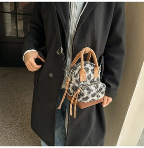 Dettaglio della mini borsa a tracolla in ecopelliccia leopardata con accenti in velluto