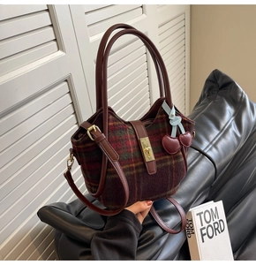 Détail du sac cabas vintage à carreaux avec fermoir doré et pendentif cerise chic