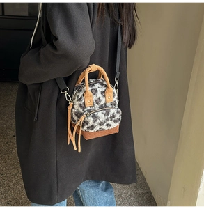 Dettaglio della borsa a tracolla in peluche leopardato con accenti in velluto