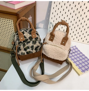 Dettaglio delle borse in peluche leopardato e bianco con rifiniture in velluto a coste