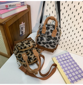 Dettaglio della borsa in peluche leopardata con manici in velluto a coste e zip in metallo