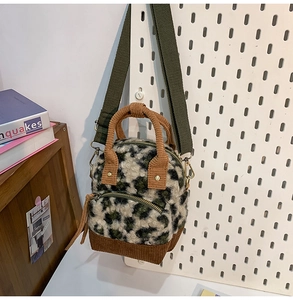 Dettaglio di mini zaino in peluche leopardato con inserti in velluto e tracolla
