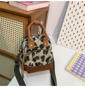 Dettaglio della texture peluche leopardata e finiture in velluto a coste marrone della borsa