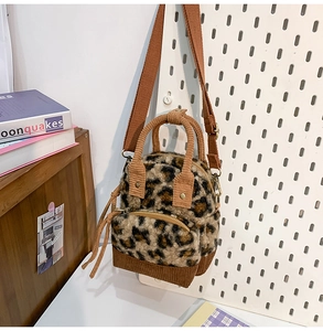 Dettaglio borsa peluche leopardata con spalline in velluto a coste marrone e cerniera