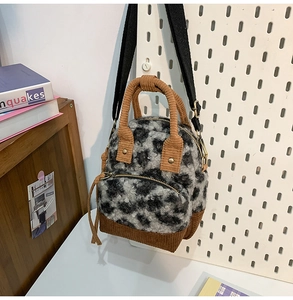 Dettaglio della borsa di peluche leopardata con finiture in velluto a coste marrone
