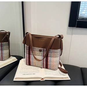 Détail du sac cabas patchwork en cuir marron et tissu de laine à carreaux colorés