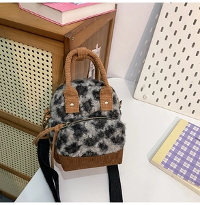 Dettaglio della borsa in peluche leopardata con velluto a coste e tracolla in nylon nero