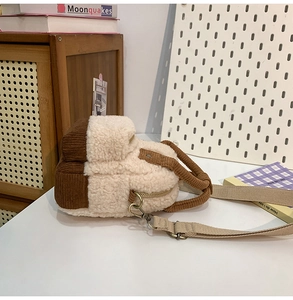 Dettaglio della borsa in pile con finiture in velluto a coste marrone e cerniera in bronzo