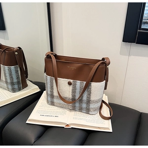 Détail du sac seau vintage avec cuir, texture en tweed et marquage de mode