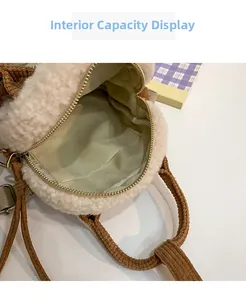 Vista interna della borsa di peluche che mostra la grande capacità e la fodera