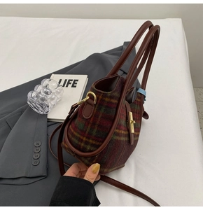 Détail du sac seau en tweed à carreaux multicolores avec garniture en cuir et fermoir doré