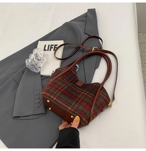 Vue à plat du sac cabas en laine à carreaux avec finitions cuir et clous dorés mode