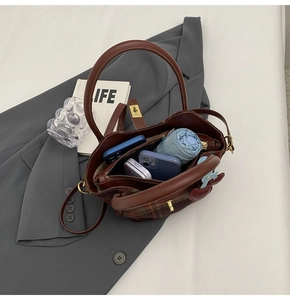 Vue de dessus d'un sac cabas en laine à carreaux montrant la poche zippée interne