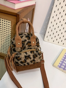 Borsa a tracolla in peluche leopardato con finiture in velluto a coste per l'inverno