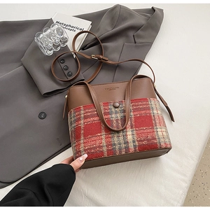 Détail du sac vintage en cuir marron à carreaux avec texte de mode sur fond minimaliste