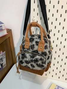 Borsa a tracolla in peluche leopardata con finiture in velluto a coste e cinturino