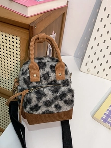 Borsa chic in peluche leopardata con manici in velluto a coste e tracolla regolabile