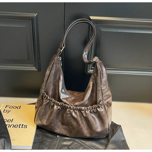 Makroansicht der braunen Hobo-Tasche aus Leder mit Falten-Tasche und Silberschnalle