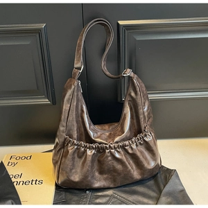 Detailansicht der dunkelbraunen Vintage-Umhängetasche aus Kunstleder mit Falten-Tasche