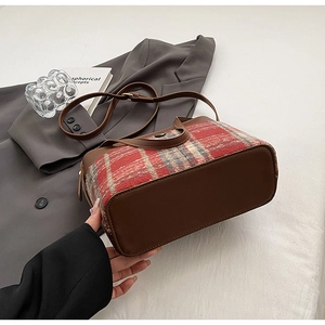 Détail du sac à main en tweed à carreaux vintage avec lanières en cuir marron et base