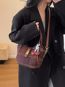 Sac fourre-tout rétro en laine à carreaux avec pendentif cerise et bordure cuir