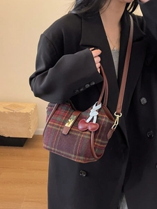 Sac cabas vintage en laine à carreaux avec poignées en cuir et pendentif cerise élégant