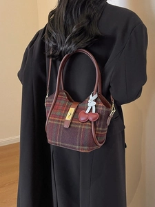 Sac fourre-tout rétro en laine à carreaux marron rouge avec pendentif cerise et poignées