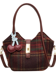 Sac fourre-tout en laine à carreaux avec poignées en cuir et breloque cerise