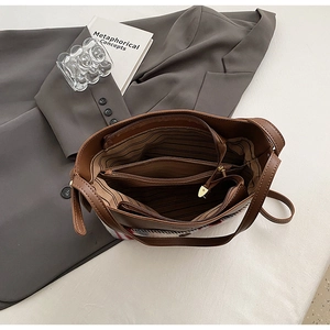 Vue détaillée de l'intérieur du sac cabas marron montrant les compartiments et la doublure