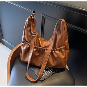Nahaufnahme der braunen Hobo-Tasche mit plissierter Fronttasche und hochwertiger PU-Leder-Textur