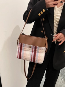 Sac bandoulière rétro en cuir marron et tissu à carreaux avec lettrage doré élégant