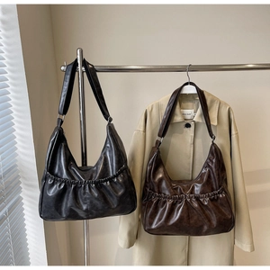 Detailansicht der Vintage-Schultertaschen aus mattem PU-Leder mit eleganten Falten und Raffungen