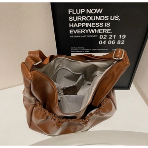 Nahaufnahme der braunen Kunstledertasche mit Fischgrätfutter und Innentasche