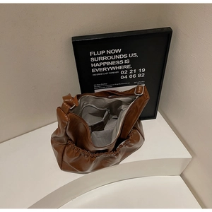 Detailansicht der braunen PU-Ledertasche mit Innenfutter und Reißverschlussfach