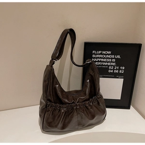Detail der kaffeebraunen Schultertasche aus PU-Leder mit Falten und verstellbarem Riemen