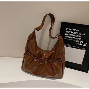 Makro-Detail der braunen Hobo-Bag mit gefalteter Tasche und weichem PU-Leder-Material