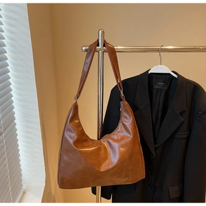 Detailansicht der braunen Hobo-Bag aus Kunstleder mit weicher Faltenstruktur