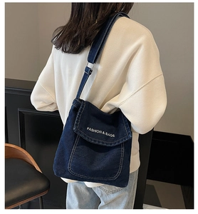 Dettaglio della borsa a tracolla in denim blu scuro con ricamo bianco Fashion & Bags