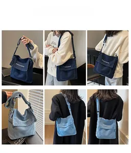 Dettagli della borsa a tracolla in denim blu scuro e chiaro con patta frontale