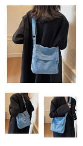 Viste dettagliate della borsa a tracolla in denim blu con elegante ricamo a lettere