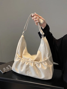 Minimalistische cremefarbene Hobo-Bag mit Falten und verstellbarem Gurt aus Mattleder