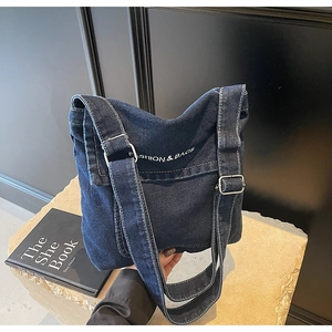 Vista dettagliata della borsa a tracolla in denim blu scuro con ricamo Fashion & Bags
