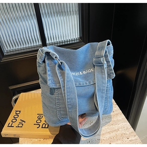Macro di borsa a tracolla in denim azzurro con dettaglio ricamo bianco alla moda