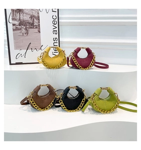 Cinco colores de mini bolsos de media luna con cadenas doradas y asas superiores