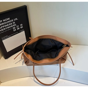 Détail de l'intérieur du sac cabas en cuir nylon avec poches fonctionnelles et doublure