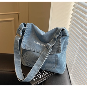 Dettaglio della borsa a tracolla in denim blu con ricamo Fashion su pelle testurizzata