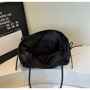 Vue de dessus montrant l'intérieur spacieux et les compartiments de ce grand sac de voyage