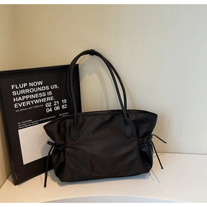 Détails de la texture en nylon imperméable et de la poignée en cuir du sac de voyage